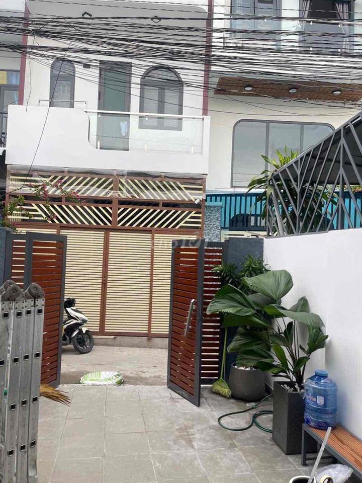 Nhà 1 lầu + 3 phòng ngủ ( trên 2 dưới 1 ) , sân ô tô
