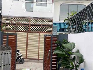 Nhà 1 lầu + 3 phòng ngủ ( trên 2 dưới 1 ) , sân ô tô