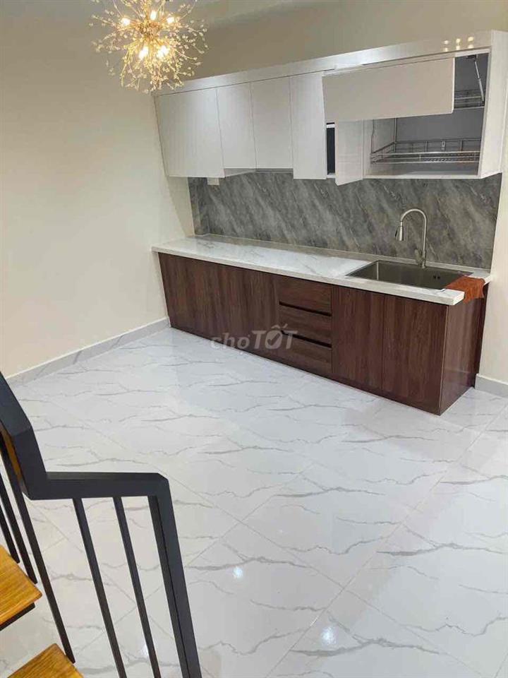 Nhà 1 lầu + 3 phòng ngủ ( trên 2 dưới 1 ) , sân ô tô