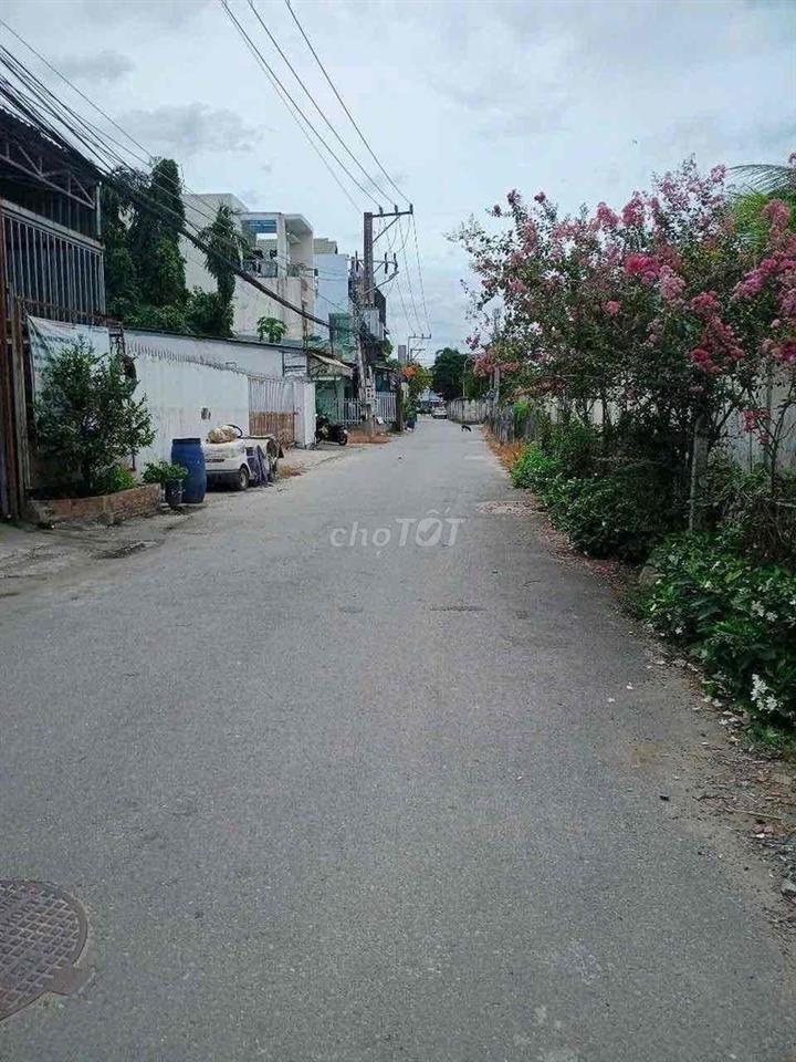 đất 5,5m x 46m . đường xe tải