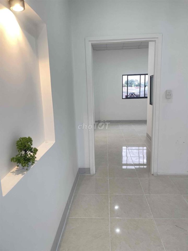 Nhà lầu đúc. Ở được 8-9 người , rộng rãi