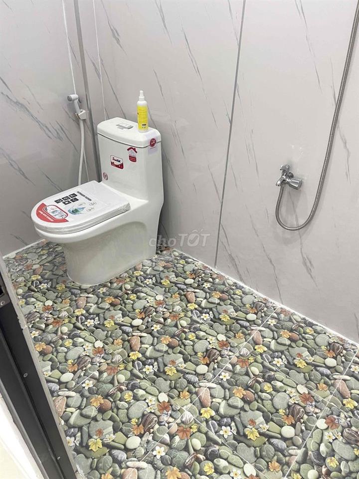 Nhà lầu đúc. Ở được 8-9 người , rộng rãi