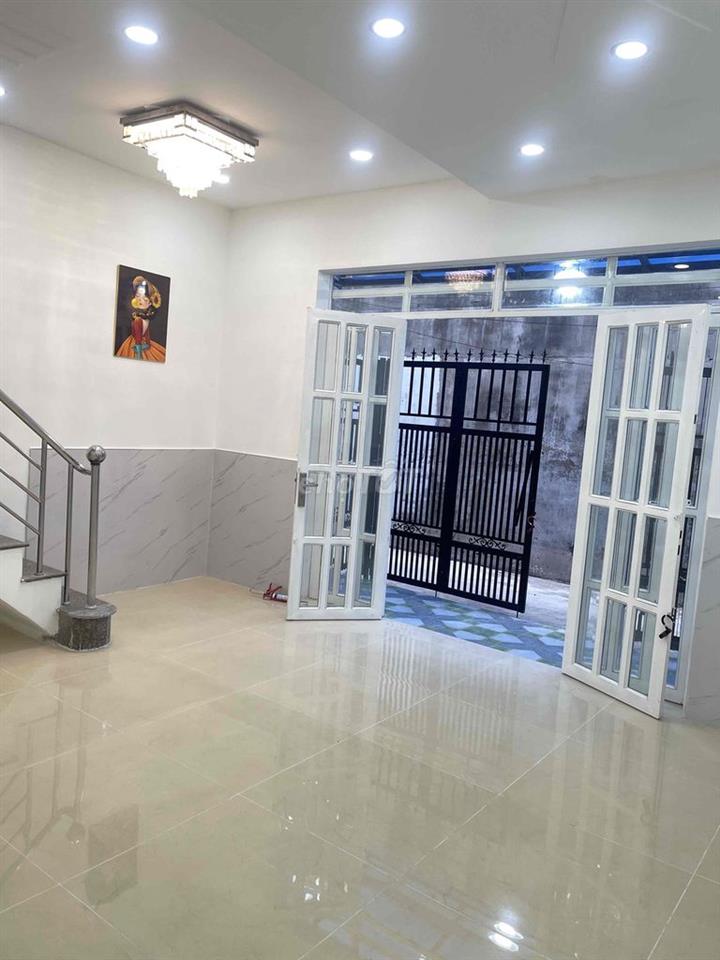 Nhà lầu đúc. Ở được 8-9 người , rộng rãi