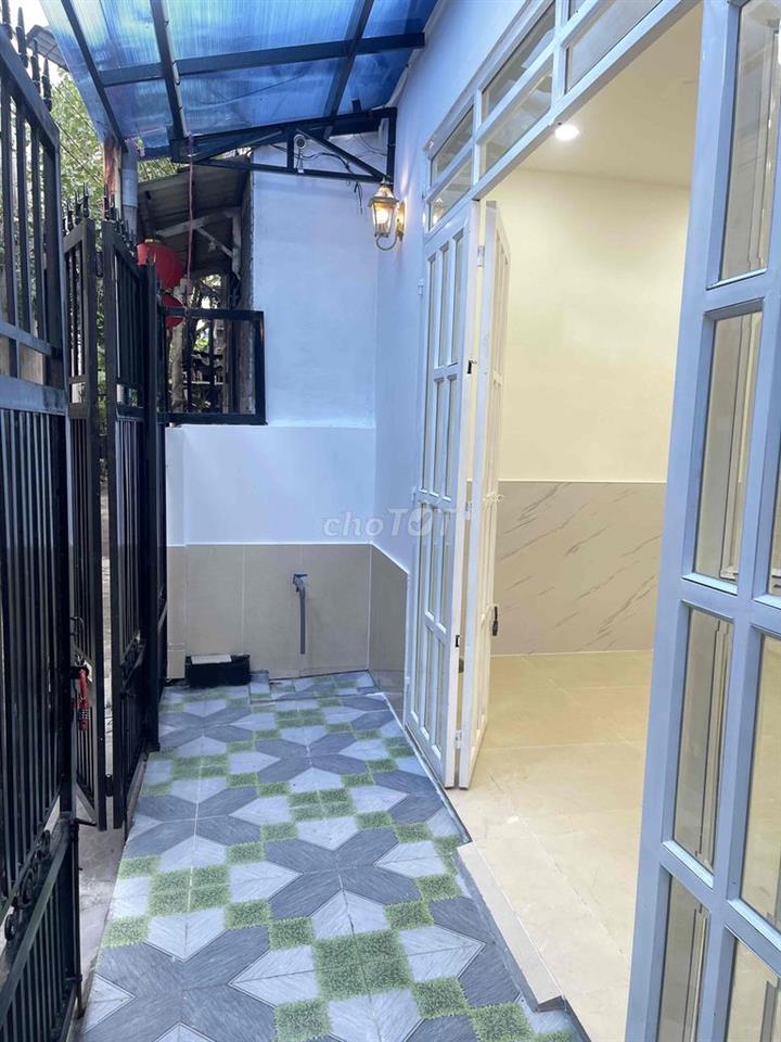 Nhà lầu đúc. Ở được 8-9 người , rộng rãi