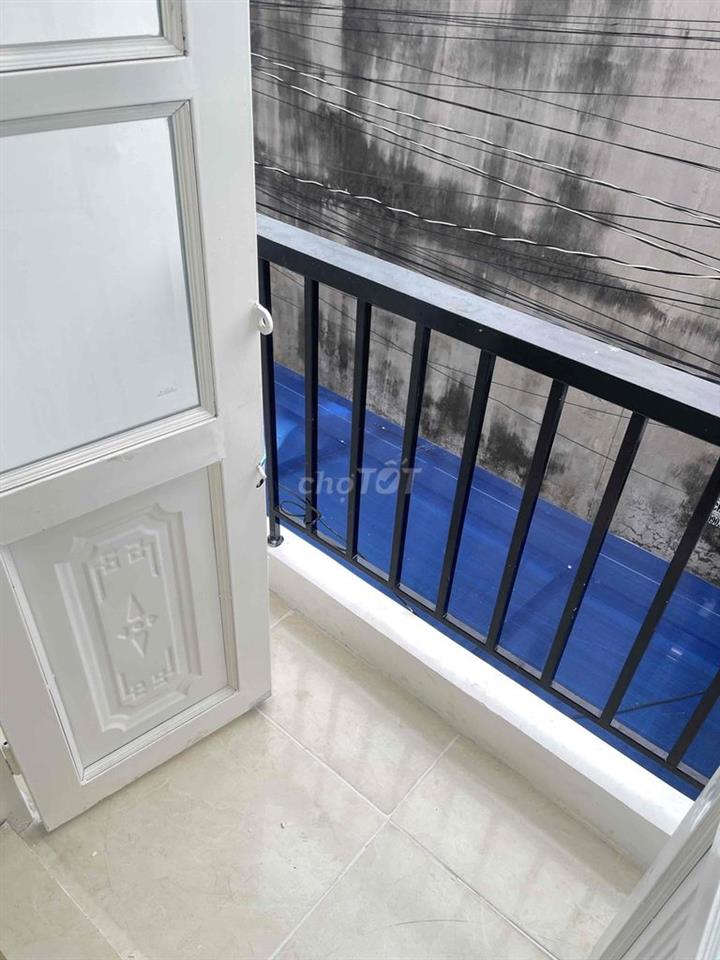 Nhà lầu đúc. Ở được 8-9 người , rộng rãi