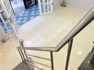 Nhà lầu đúc. Ở được 8-9 người , rộng rãi
