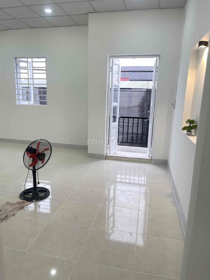 Nhà lầu đúc. Ở được 8-9 người , rộng rãi