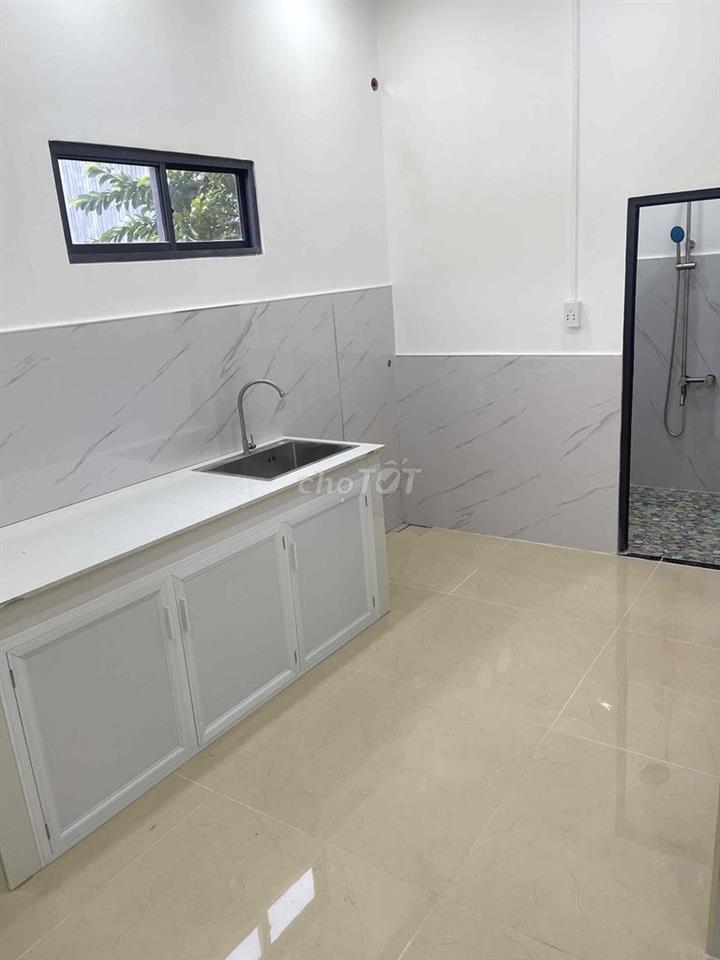 Nhà lầu đúc. Ở được 8-9 người , rộng rãi