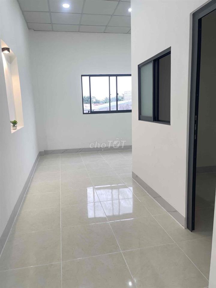 Nhà lầu đúc. Ở được 8-9 người , rộng rãi