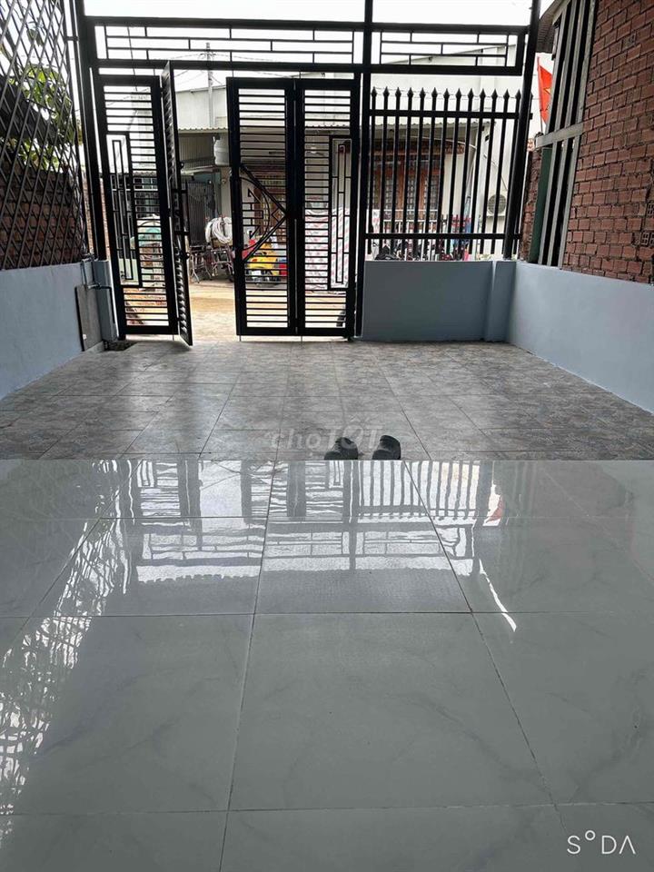 nhà cấp 4 diện tích lớn đường xe hơi đường trước nhà 7 m