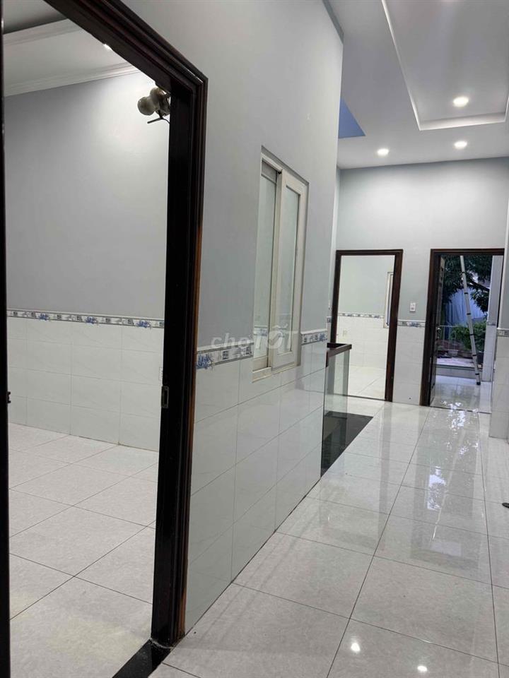 nhà 1tr 1 lầu sân để được 2 xe hơi