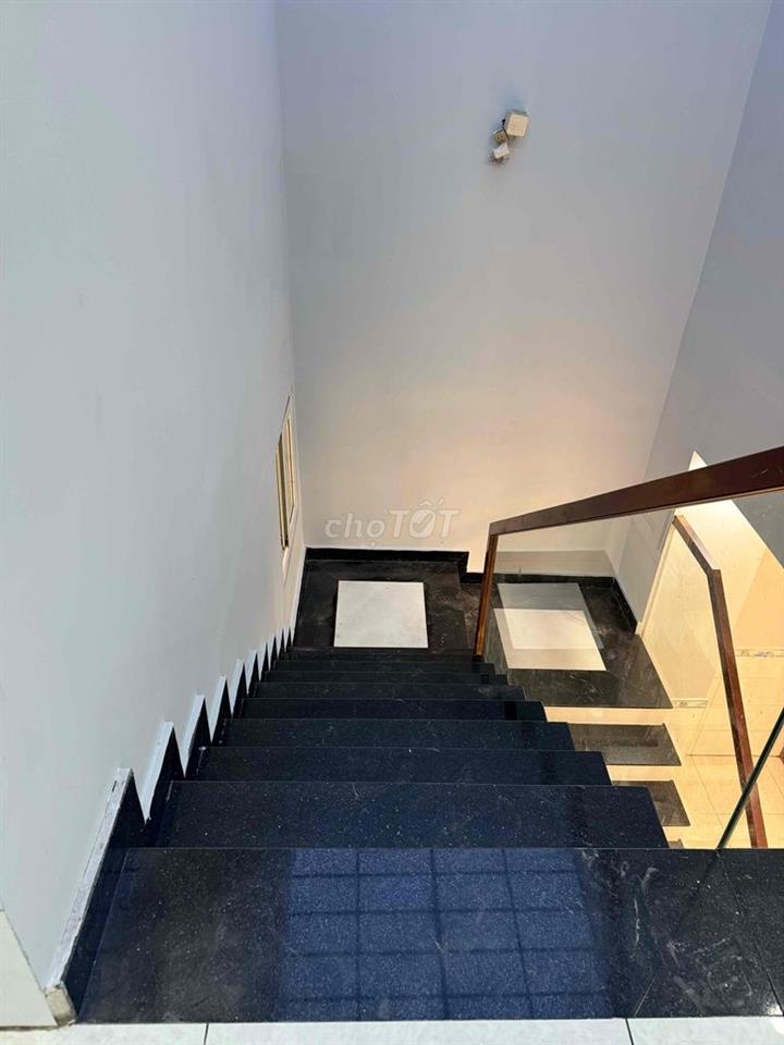 nhà 1tr 1 lầu sân để được 2 xe hơi