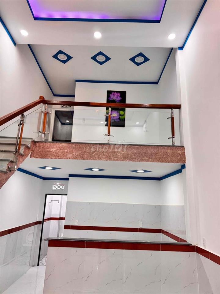 Bán nhà SC gác lửng nhà mới thổ cư 100% dt 4×14 nhà gồm 2pn 2wc sân xe