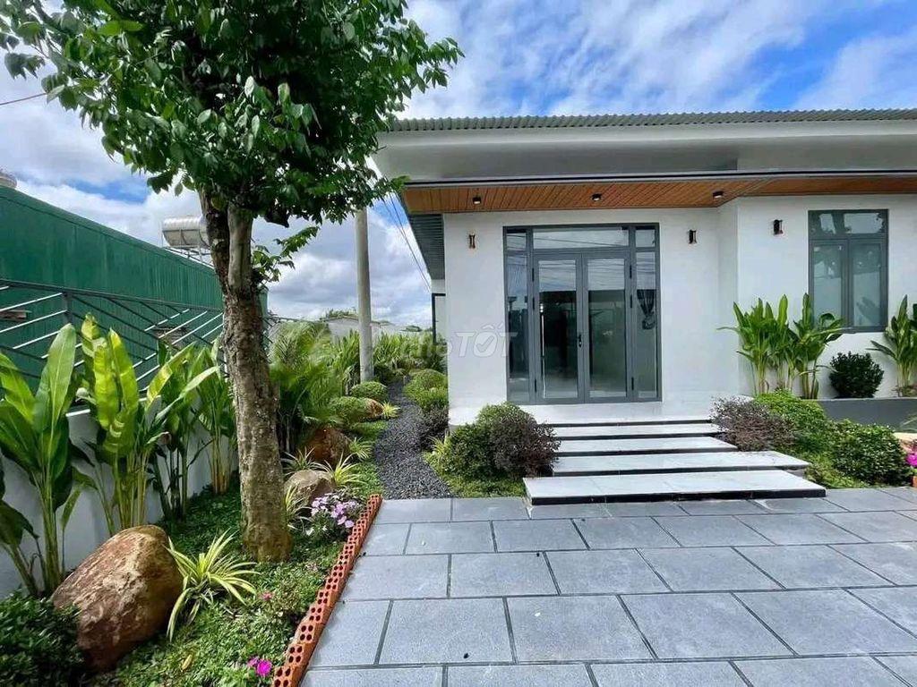 Chủ kẹt tiền muốn bán nhanh căn nhà và mảnh vườn hơn 500m2