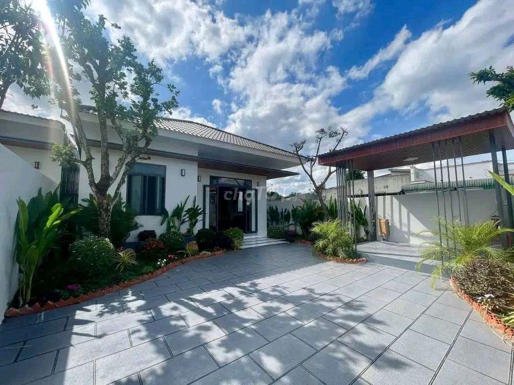 Chủ kẹt tiền muốn bán nhanh căn nhà và mảnh vườn hơn 500m2