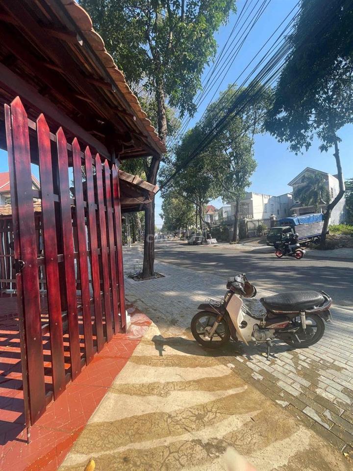 chính chủ cần chuyển nhượng 1 miếng đất có nhà gỗ