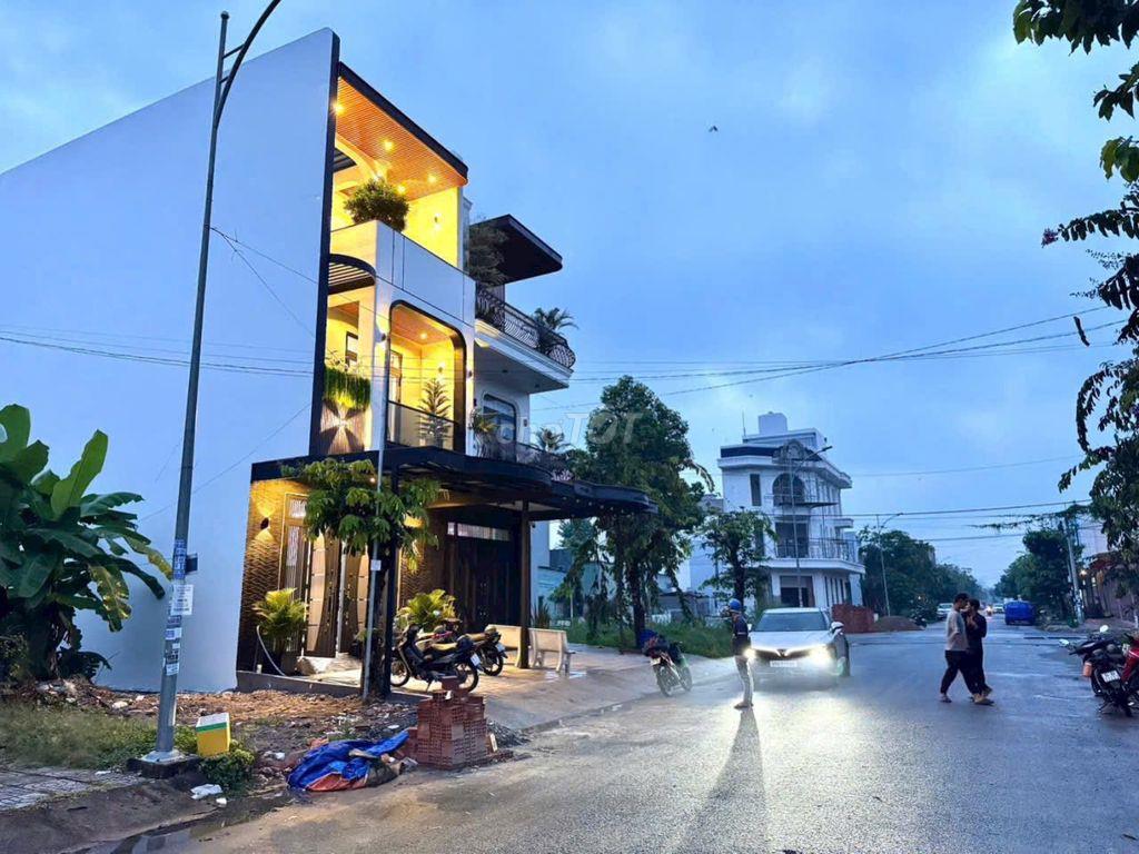 Bán gấp nhà Tân Hiêp 10, Tân Uyên, Bình Dương, giá 2ty370