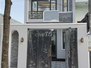 BÁN NHÀ MỸ PHƯỚC 1 TRỆT 1 LẦU 3 PHÒNG NGỦ, 3WC, CÓ SÂN ĐẬU Ô TÔ