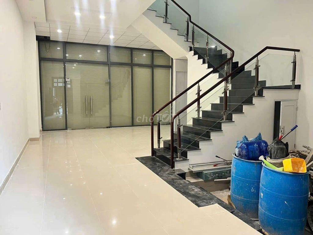 Cho thuê nhà 1 trệt 4 lầu đuờng Lê Lợi ngay trung tâm hành chính BD