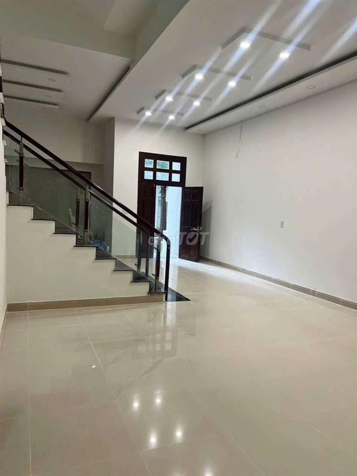 Cho thuê nhà 1 trệt 4 lầu đuờng Lê Lợi ngay trung tâm hành chính BD