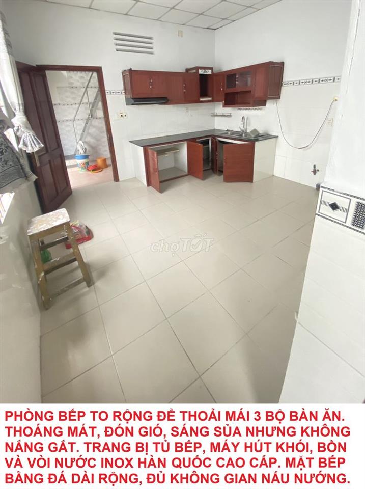 Nhà 100m2 sát đường lớn, kế công viên, 5 phòng, 3 phòng ngủ, 2 sân xe