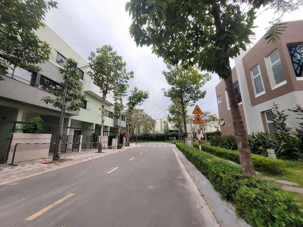 Cho thuê nhà 1 trệt 2 Lầu 3 Phòng ngủ 4 máy lạnh ngã tư Bình Chuẩn BD