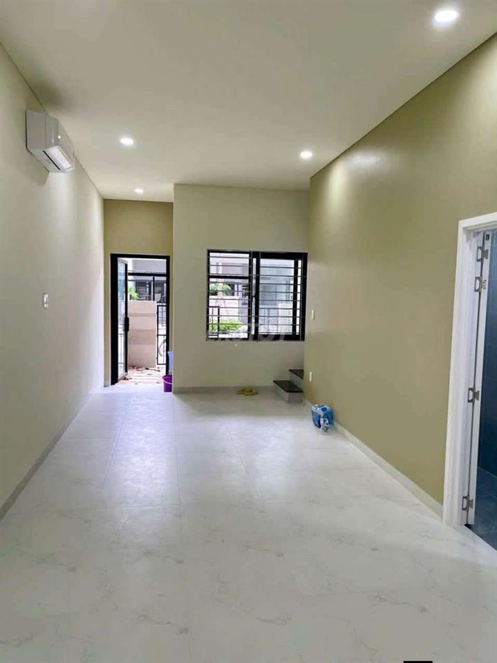Cho thuê nhà 1 trệt 2 Lầu 3 Phòng ngủ 4 máy lạnh ngã tư Bình Chuẩn BD