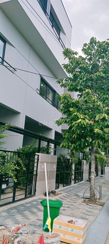 Cho thuê nhà 1 trệt 2 lầungã tư Bình Chuẩn, 3 p ngủ giá 10 tr/tháng