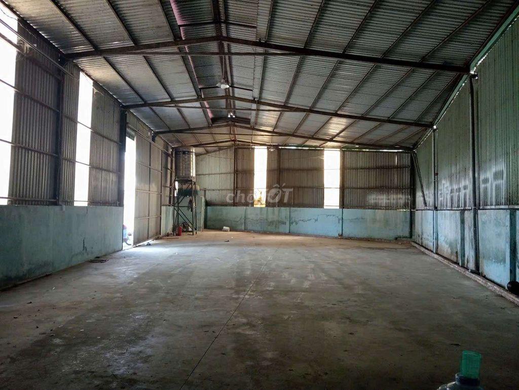 Cho thuê xưởng 300m2 Tân Phước Khánh Giá 12 tr có điện 3 pha, có vp