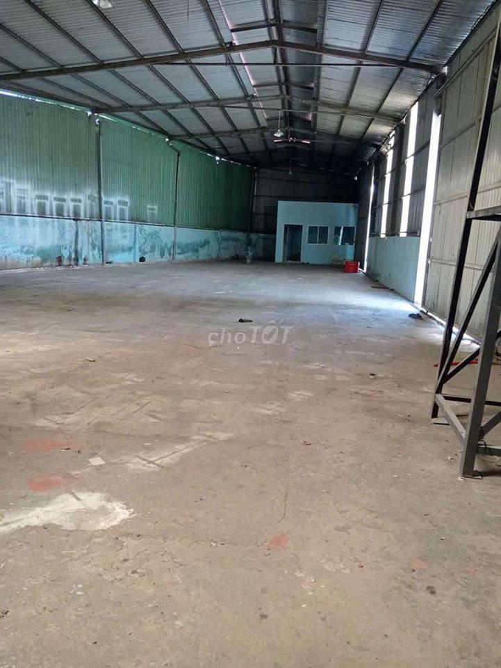 Cho thuê xưởng 300m2 Tân Phước Khánh Giá 12 tr có điện 3 pha, có vp