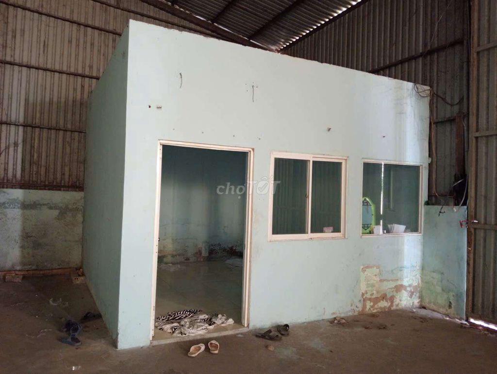 Cho thuê xưởng 300m2 Tân Phước Khánh Giá 12 tr có điện 3 pha, có vp