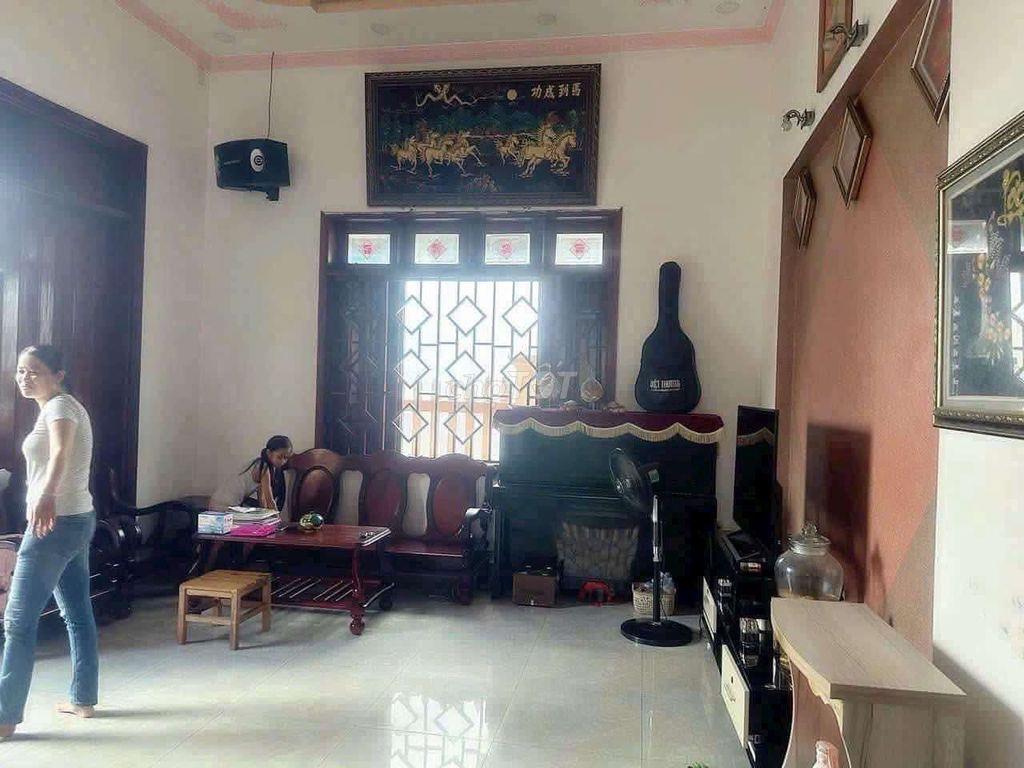 Nhà 3 phòng ngủ sân ô tô