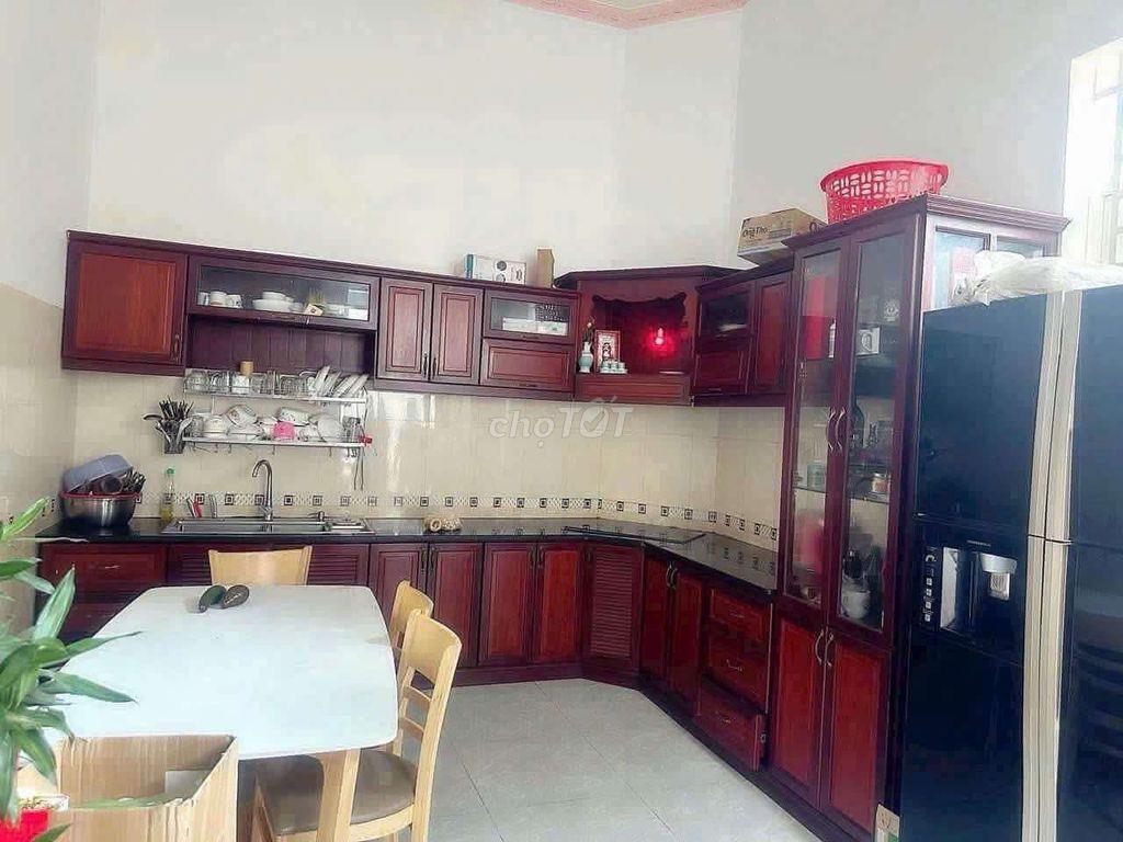 Nhà 3 phòng ngủ sân ô tô