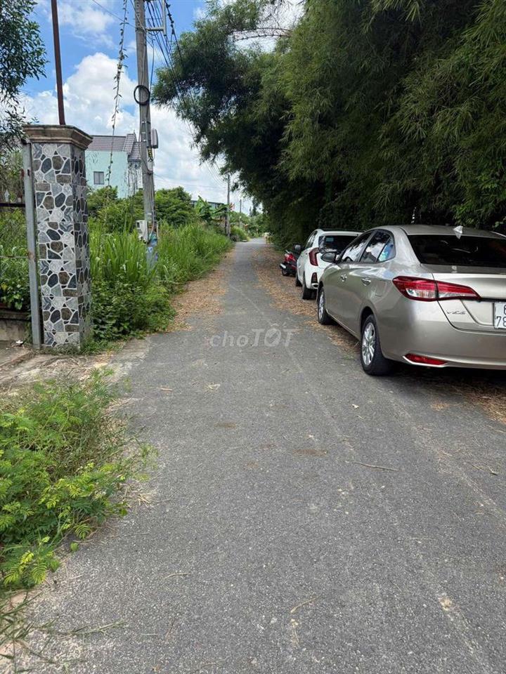 Nhà cấp 4 diện tích  200m2 đường nhựa