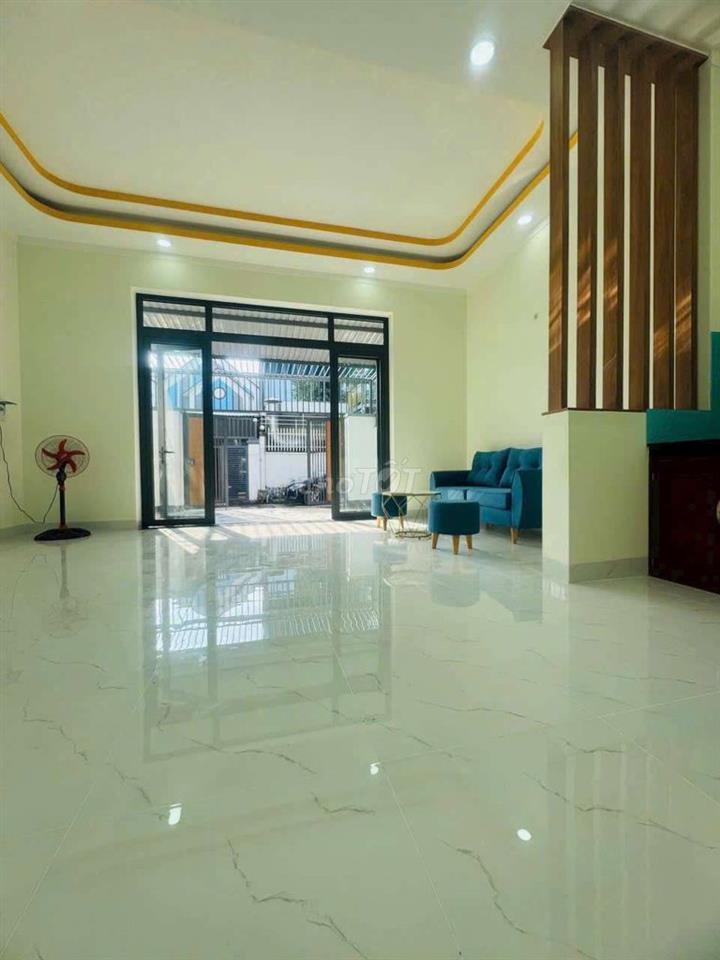 Nhà 2 phòng ngủ sân ô tô mới 100%
