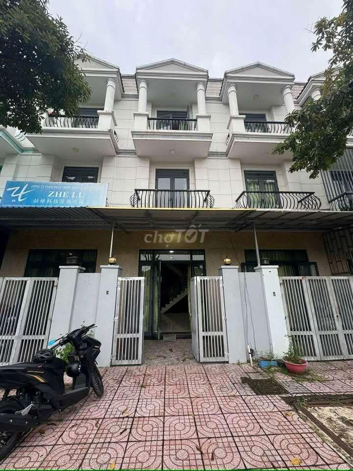 Nhà trệt 2 lầu 4 phòng ngủ