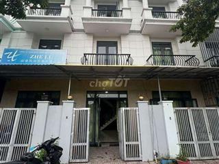 Nhà trệt 2 lầu 4 phòng ngủ
