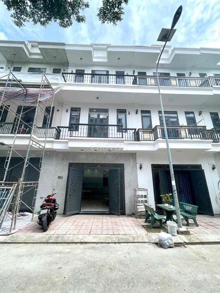 nhà 1 trệt 2 lầu đầy đủ nội thất, An Phú,Thuân An,đường 7m đậu ô tô ok