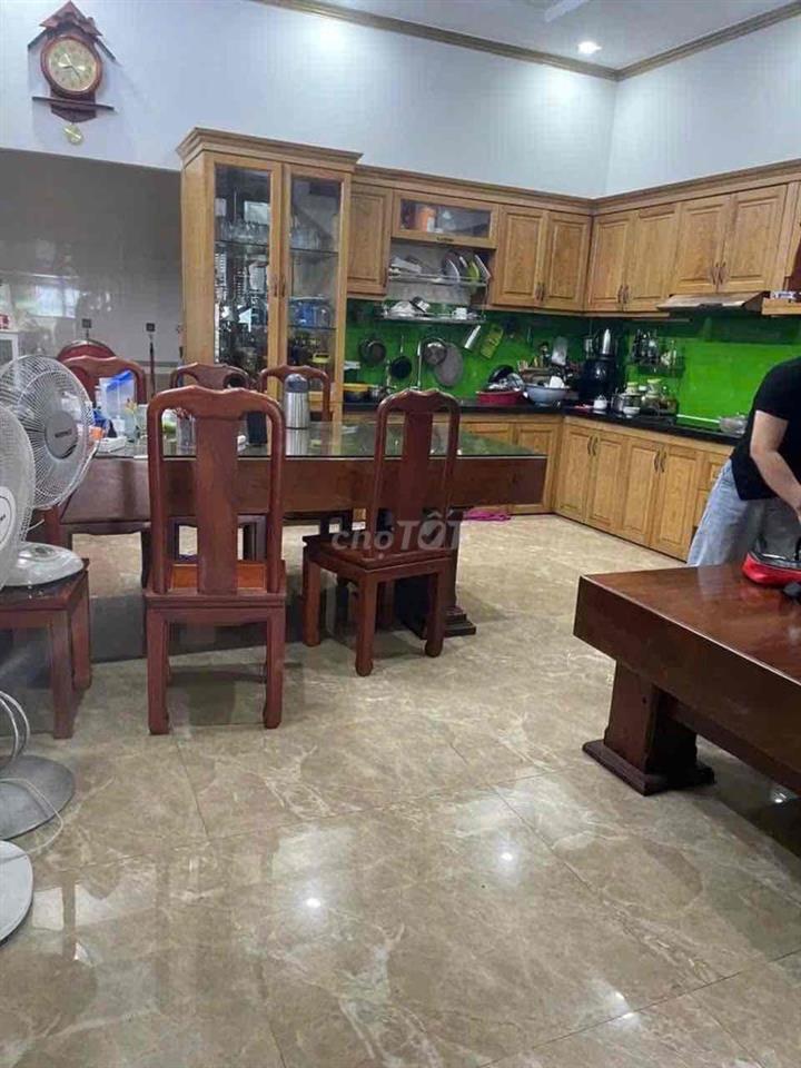 nhà gần ngã tư 550 DĨ AN,1 trệt 2 lầu 3p ngủ,1p thờ ,có 2 máy lạnh