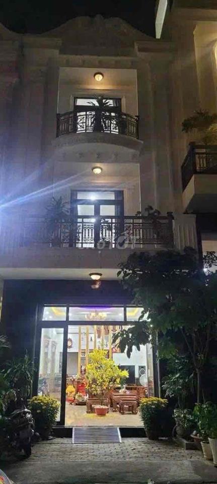 nhà gần ngã tư 550 DĨ AN,1 trệt 2 lầu 3p ngủ,1p thờ ,có 2 máy lạnh