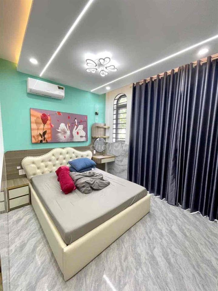 nhà 2 lầu 1 trệt gần ngã tư Bình Chuẩn,4p ngủ,có nội thất,đường 7m