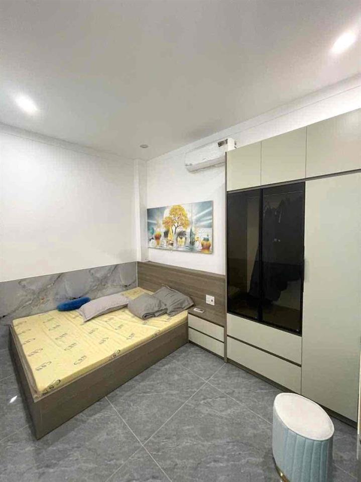 nhà 2 lầu 1 trệt gần ngã tư Bình Chuẩn,4p ngủ,có nội thất,đường 7m