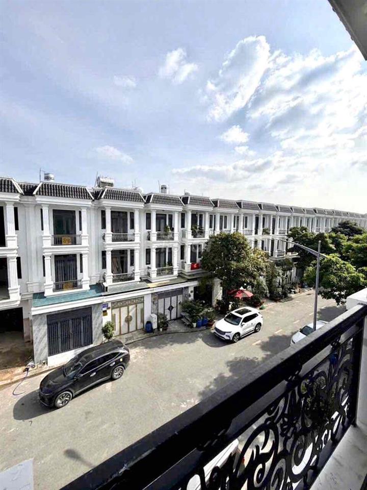 nhà 1 trệt 2 lầu Cách ngã 6 An Phú, Thuận An 1,5 km, đường 7m