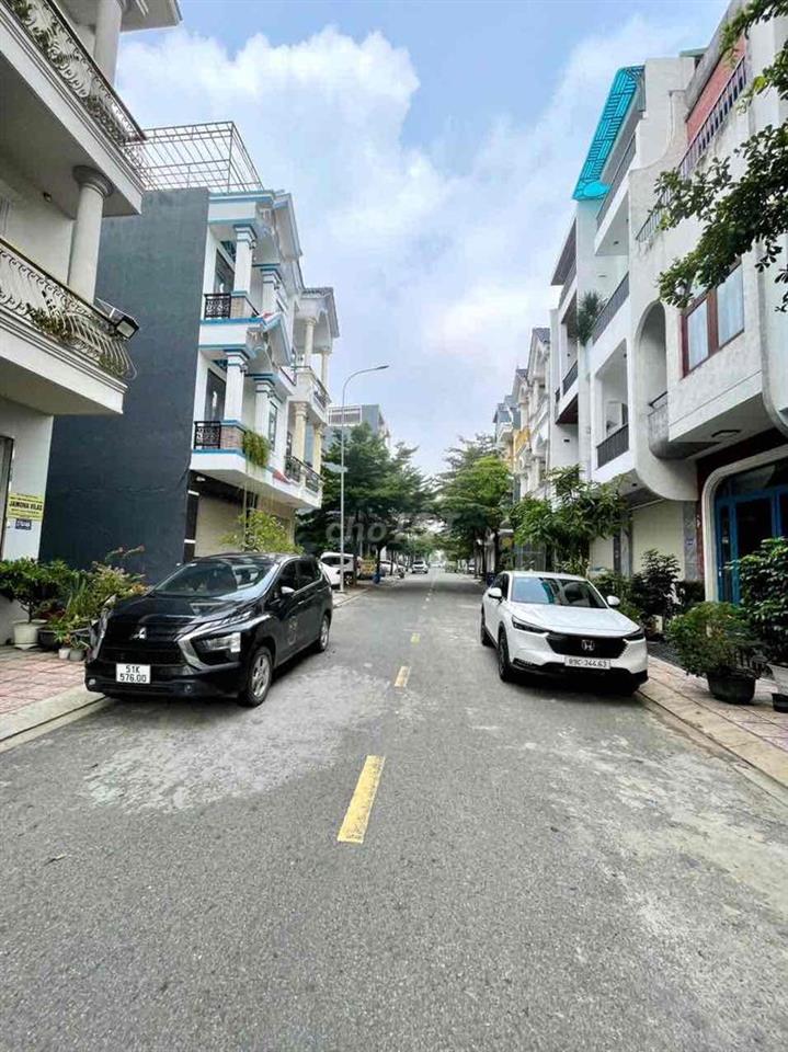nhà 2 lầu 1 trệt Bình Chuẩn,Thuận An,Gần ngã tư miễu ông cù