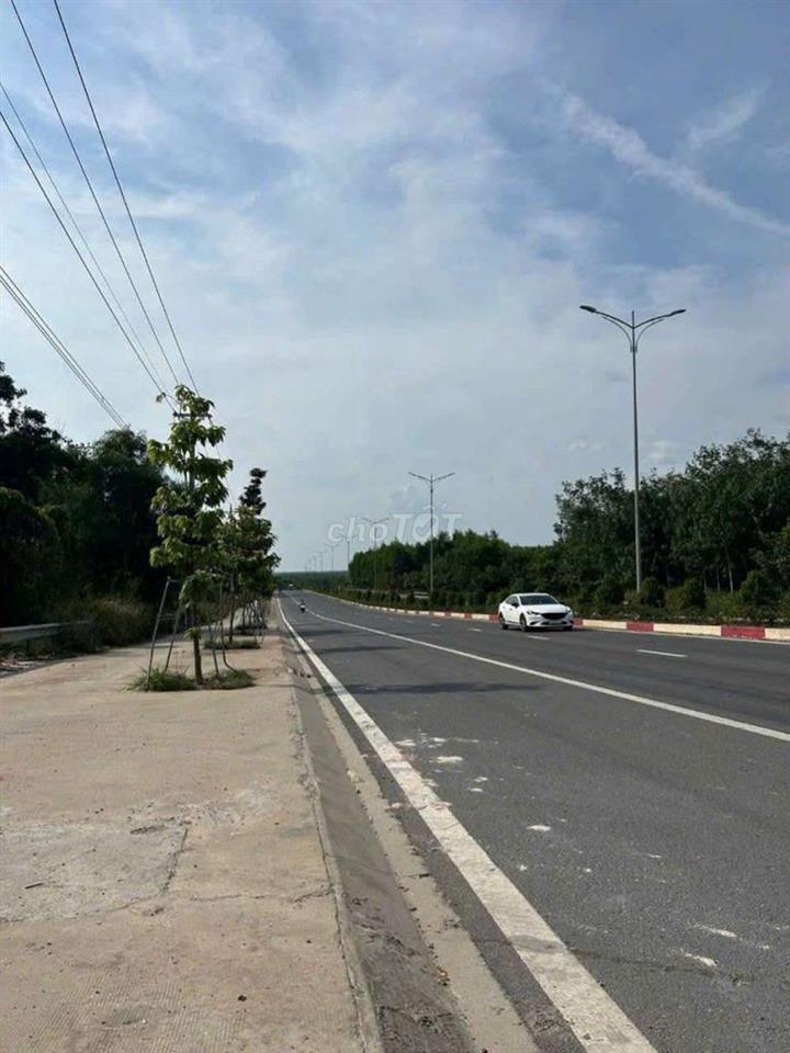 Xưởng Bán có nguồn thu 320triệu/tháng. S 8.300m² Giá 45,1 tỷ ký 10 năm