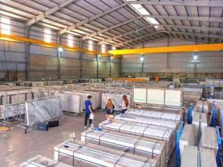 Xưởng Thuận An 1555m đường cont sẵn cẩu trục văn phòng và phòng ở 