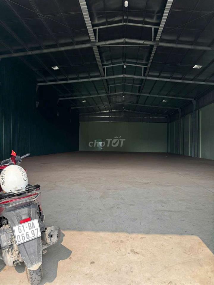 Xưởng Dĩ An 700m đường cont điện 3fa sản xuất  , trần chống nóng  