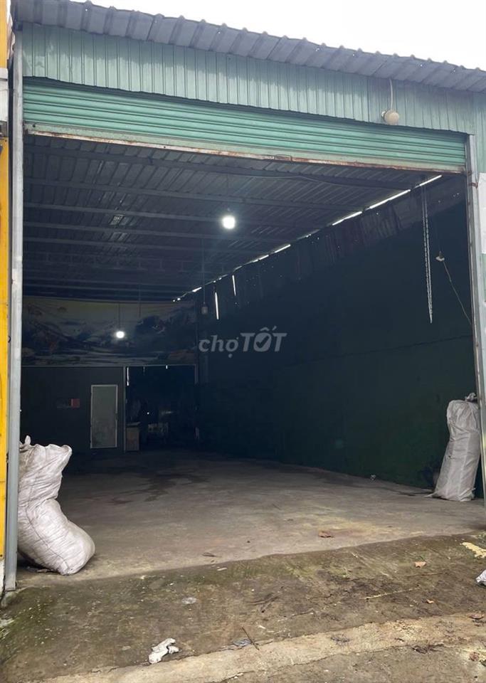 Cho thuê mặt bằng làm kinh doanh, 5.5 x 45m, giá 10tr/ tháng