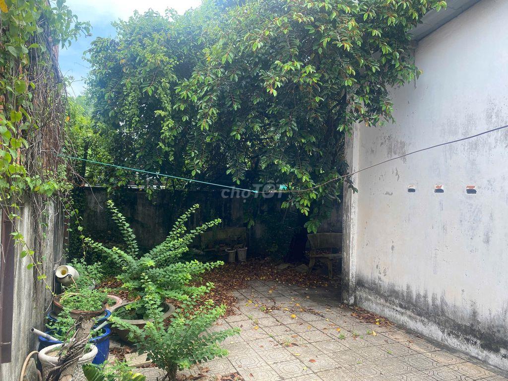 Bán đất tặng nhà mặt tiền chợ 247,3 m2, DT sử dụng thực tế hơn 300m2