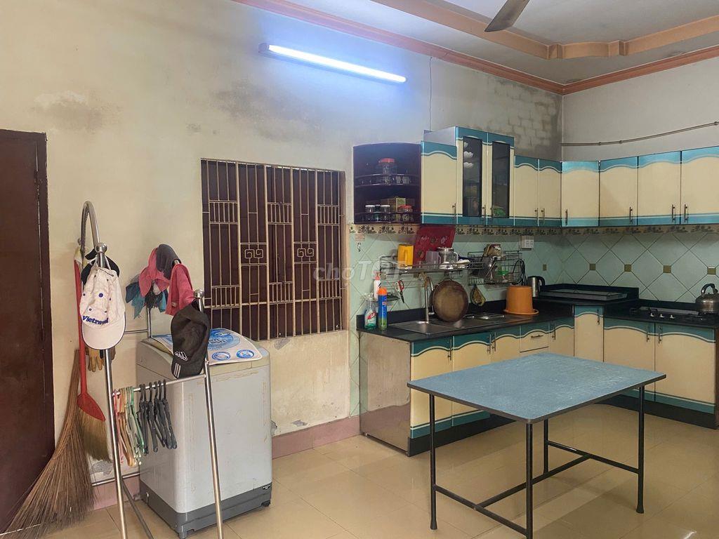 Bán đất tặng nhà mặt tiền chợ 247,3 m2, DT sử dụng thực tế hơn 300m2